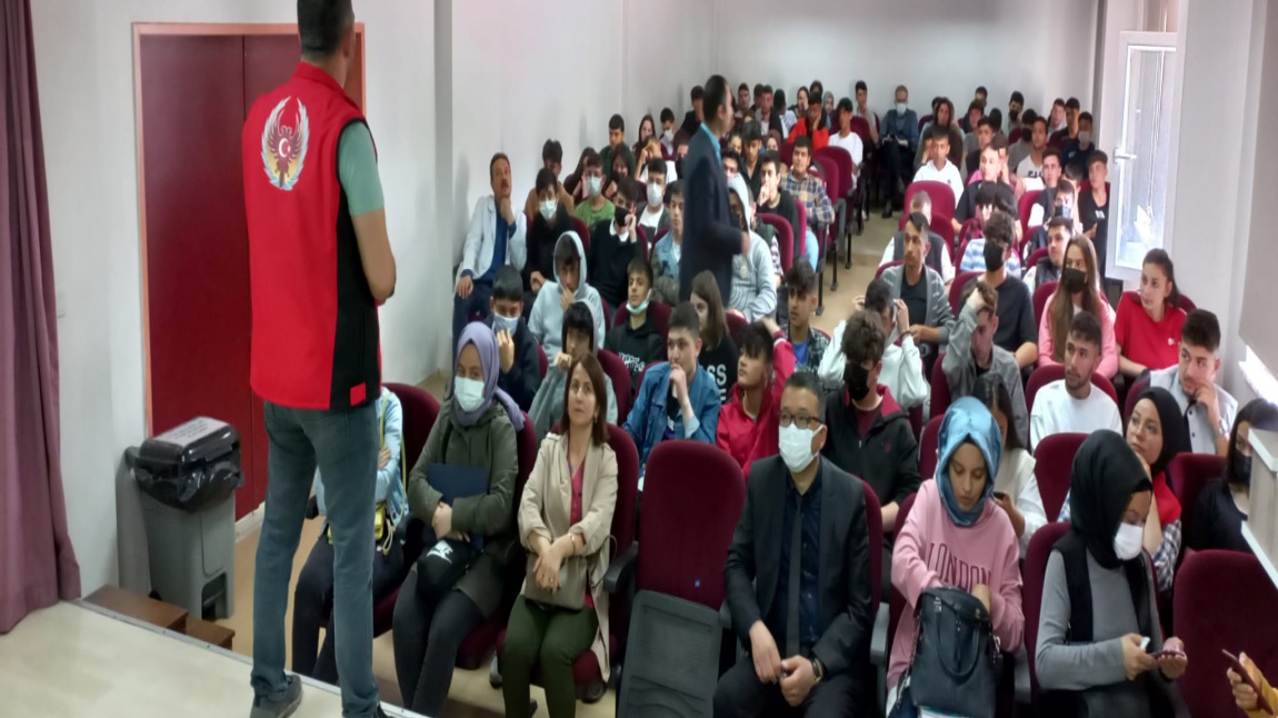 Gençlerle Güvenli Gelecek Projesi Kapsamında Ankara İl Emniyet Müdürlüğü yetkilileri tarafından 29 Nisan 2022 cuma günü öğrencilerimize yönelik seminer verildi.