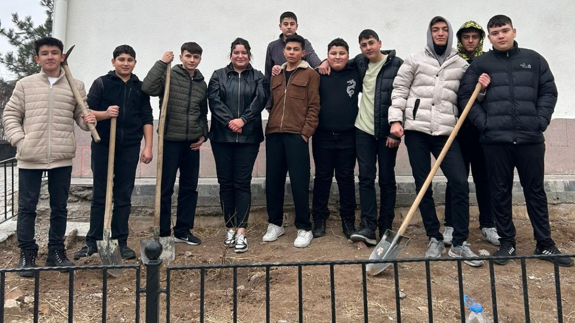 Okulumuz öğrencileri ile birlikte fidan dikme çalışması yapıldı.